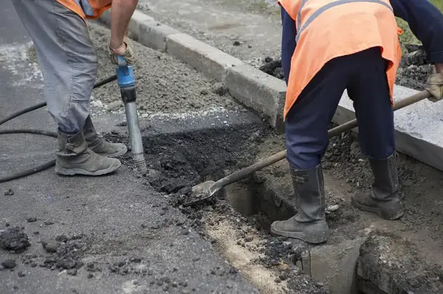 Aszfalt bontása és földkiemelés szegély mellett
