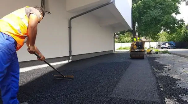 Udvar aszfaltozása családi ház mellett, kézi elhúzás és kishenger